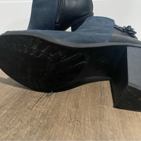 Vera Wang Kohl’s Navy Blue and Black helped peep toe boots size 7.5 - Picture 2 of 2